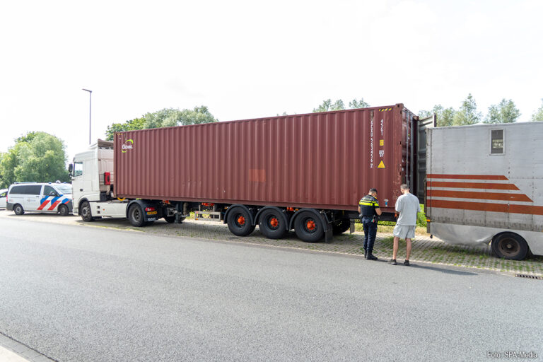 Vrachtwagenchauffeur ontdekt diefstal van lading textiel in Bleiswijk