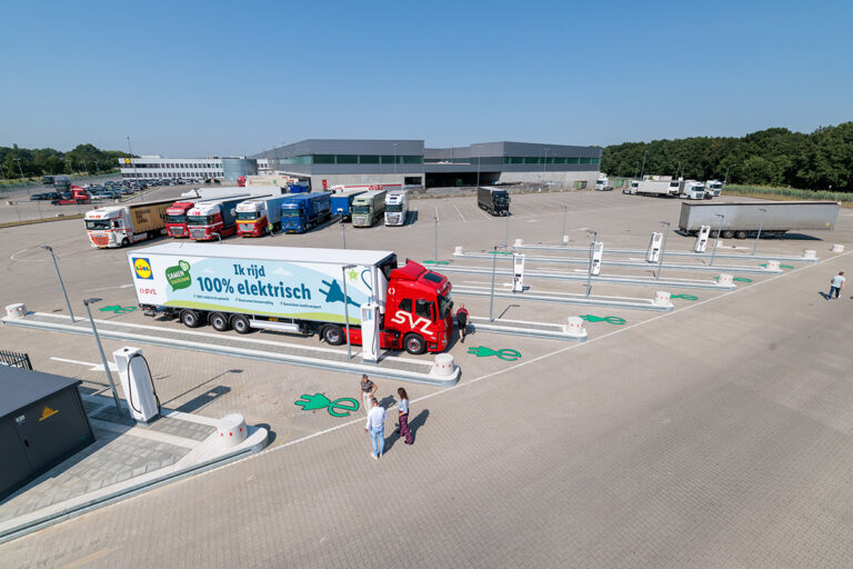 Lidl opent groot snellaadplein voor elektrische vrachtwagens in Weert