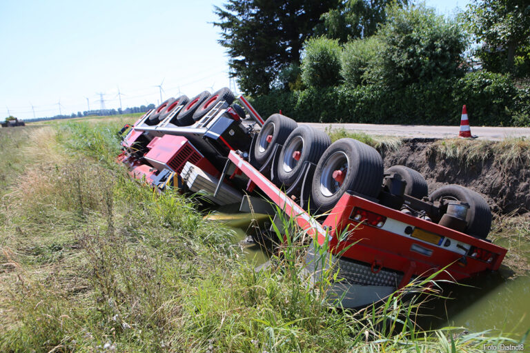 Mobiele kraan in sloot in Hoek van Holland gekanteld