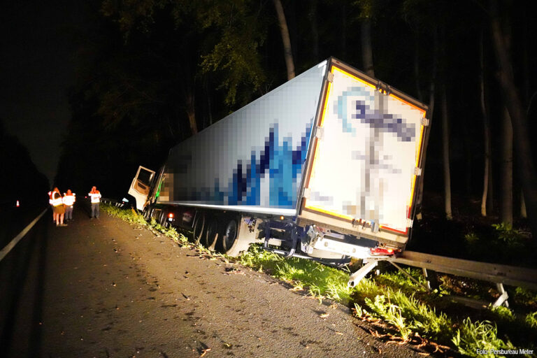 Vrachtwagen in de vangrail op A28