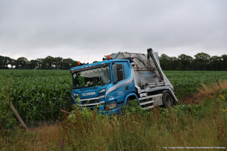 Vrachtwagen van de weg op A32