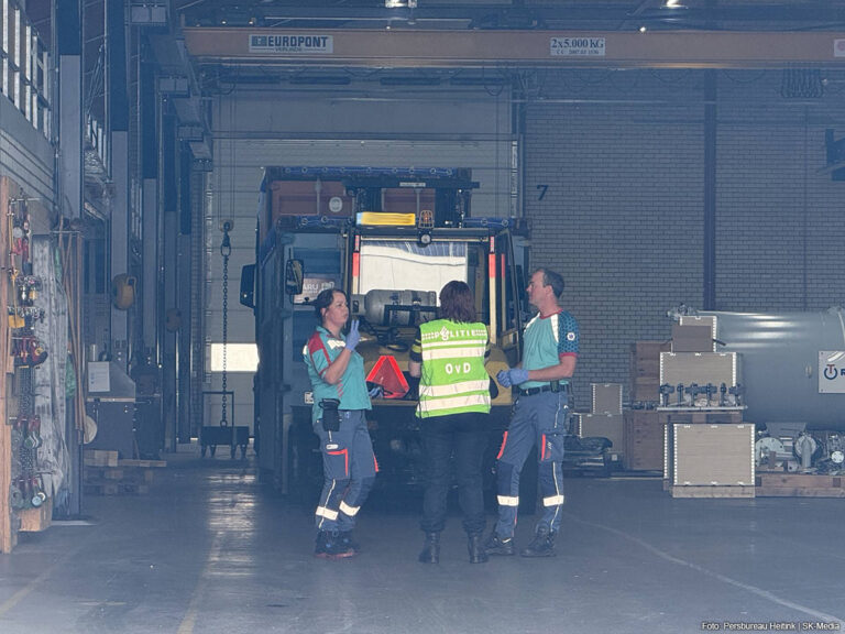 Man gewond nadat hij bekneld raakt tussen vrachtwagen en container