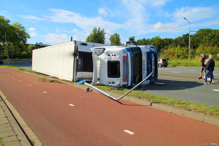 Vrachtwagen gekanteld in Dordrecht [+foto’s]