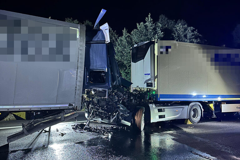 Plotseling invoegende auto activeert noodremsysteem vrachtwagen: twee vrachtwagenchauffeurs zwaargewond [+foto’s]