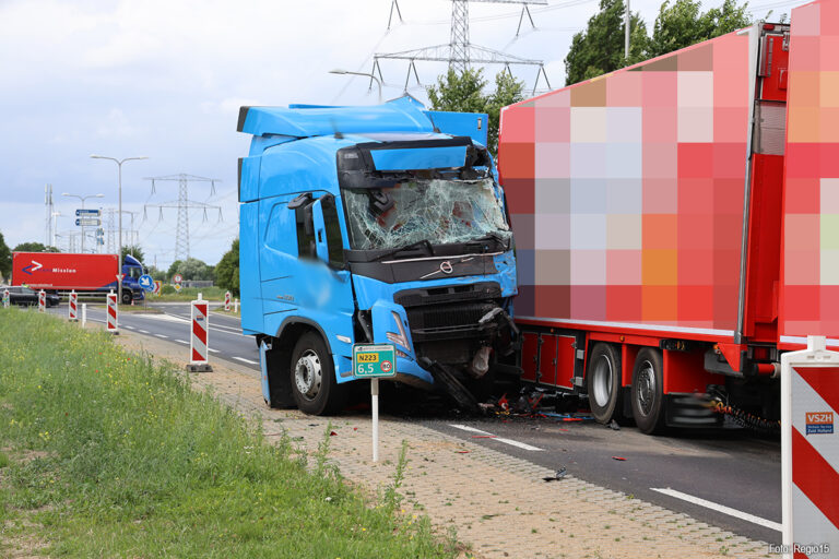 Ernstige aanrijding met twee vrachtwagens op N223 in Maasdijk [+foto’s]