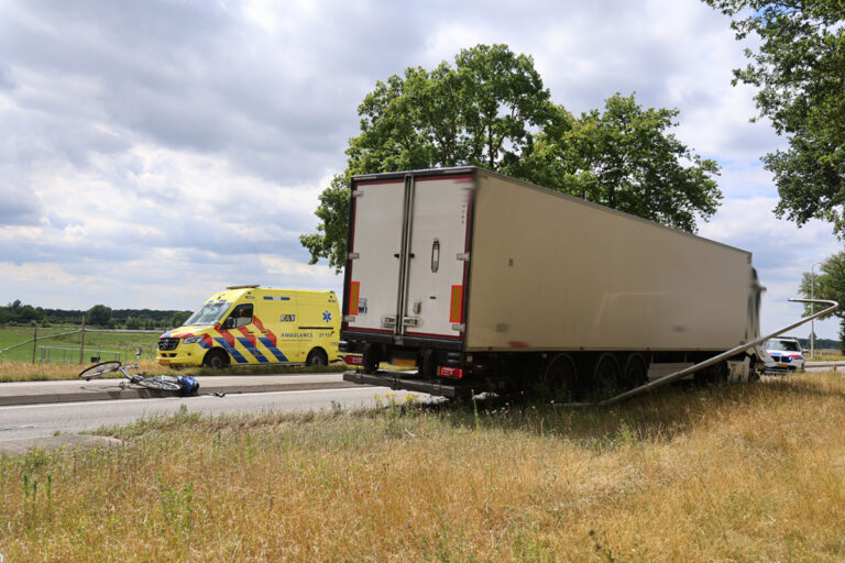 Fietser zwaargewond na aanrijding met vrachtwagen op N271