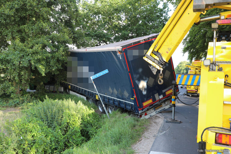 Trailer gedeeltelijk in de sloot in Harskamp
