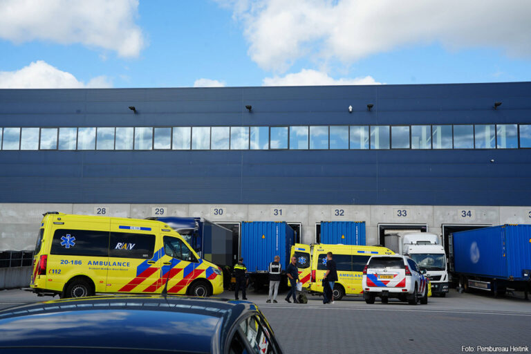 Vrachtwagenchauffeur raakt zwaargewond bij ongeval op terrein van transportbedrijf in Waalwijk