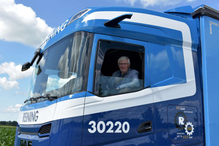 DAF Trucks-dealer ESA verrast Reining Transport met retro kleuren voor 400ste DAF