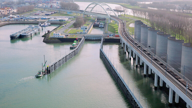 Tweede fase van grootscheepse renovatie van de Rozenburgsesluis vangt aan: straks kan de sluis van een afstand worden bediend