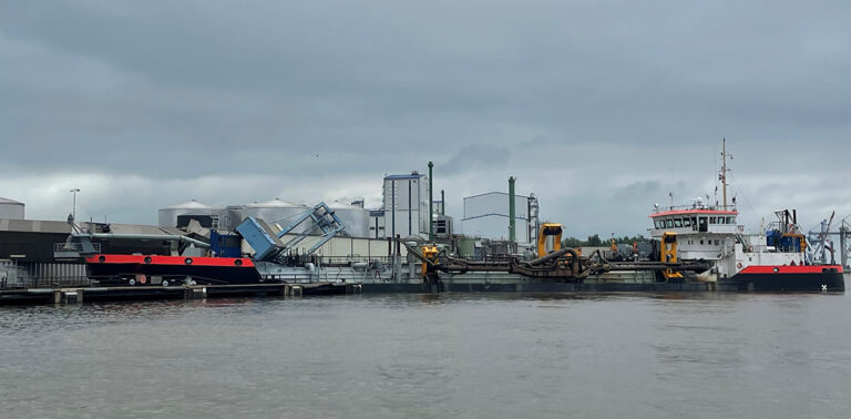 Nederlands baggerschip zwaar beschadigd bij aanvaring met kade in Duitse haven Brake