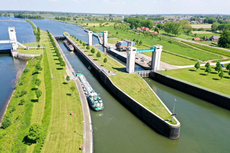 Sluizen Lith en St. Andries gestremd door lekkend dak bediengebouw