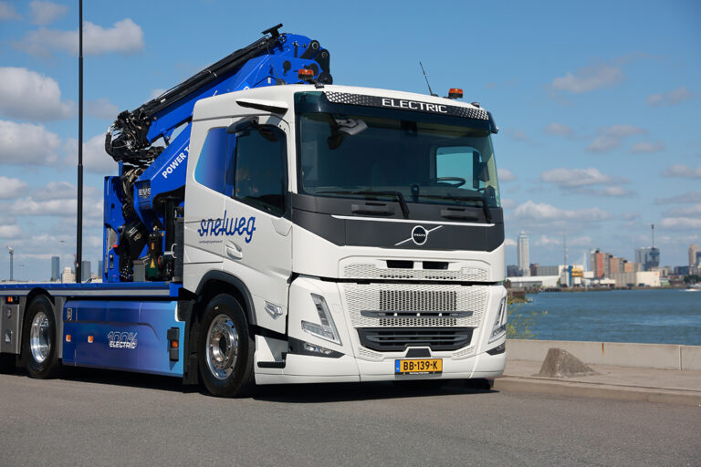 Snelweg Logistics neemt nieuwe Volvo FM 6×2 Electric met 10 ton TAG-XL achteras in gebruik