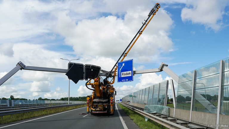 Vrachtwagen rijdt verkeersportaal aan diggelen op N307
