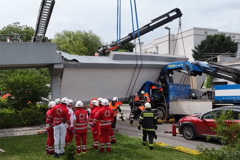 Voetgangersbrug stort in op vrachtwagen in Linz: twee zwaargewonden [+video]