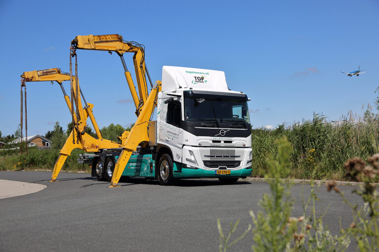 Europese primeur: eerste volledig elektrische zijlader geleverd aan P.A. van Rooyen Topmovers – P.A. van Rooyen Logistics