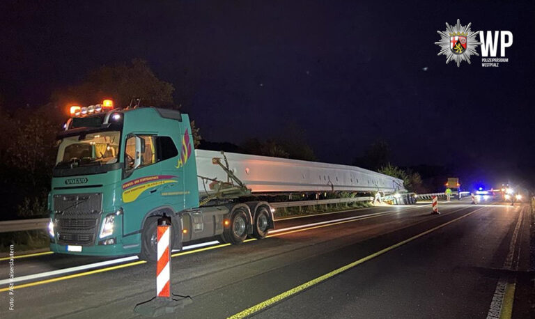 Zwaartransport met brugonderdeel raakt van de weg op Duitse A62 [+foto’s]