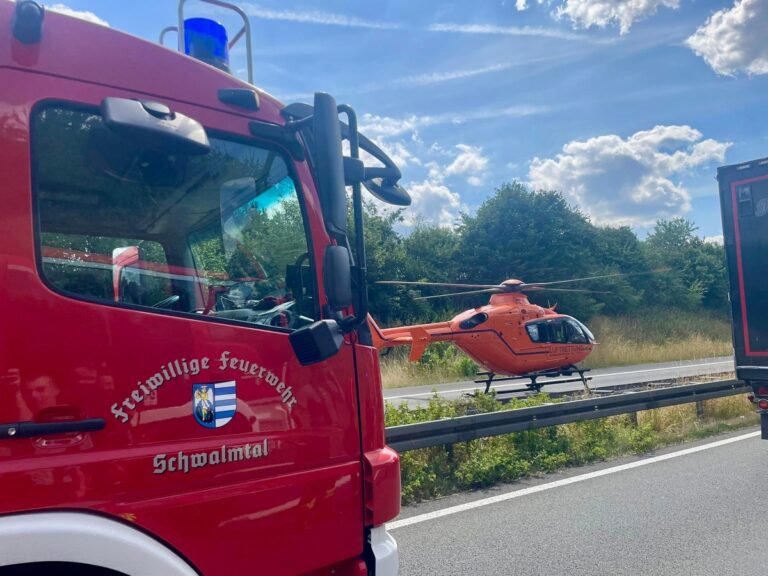 Nederlandse vrachtwagenchauffeur ernstig gewond bij aanrijding met drie vrachtwagens op A52 in Duitsland