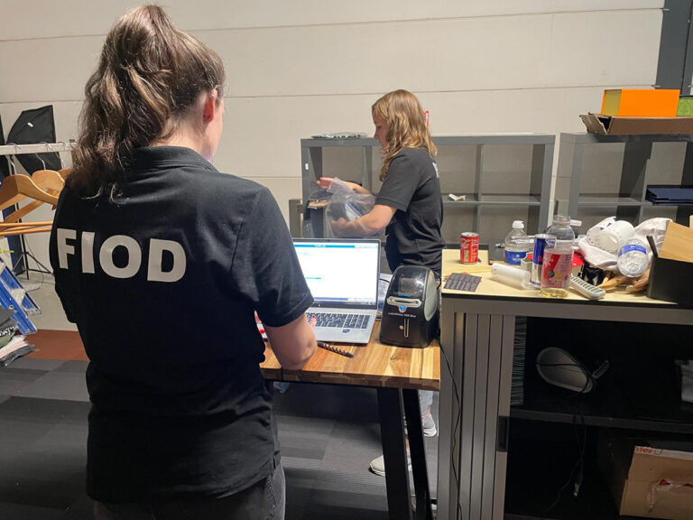 Aanhouding en onderzoek naar grootschalige handel in merkvervalste goederen [+foto’s]