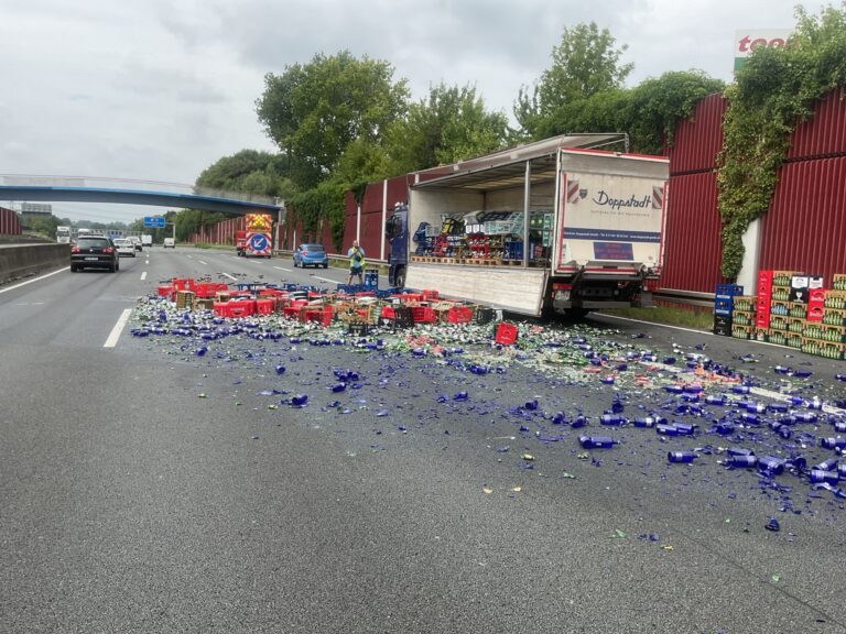 Vrachtwagen verliest drankkratten op Duitse A40