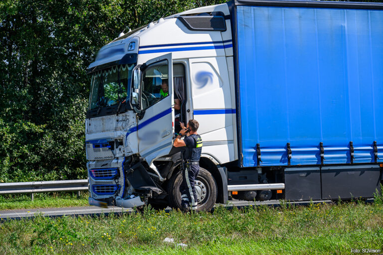 A58 dicht bij Breda na aanrijding auto’s en vrachtwagen, twee kinderen en volwassene zwaargewond [+foto’s]