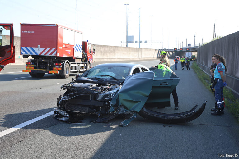 A4 afgesloten nadat auto achterop vrachtwagen rijdt, automobilist aangehouden [+foto’s]