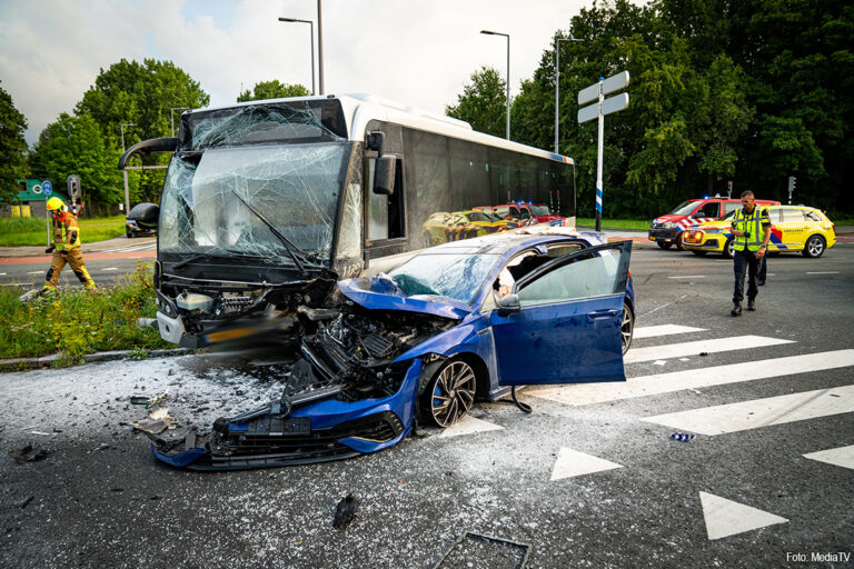 Achtervolging eindigt in zware aanrijding met stadsbus in Rotterdam