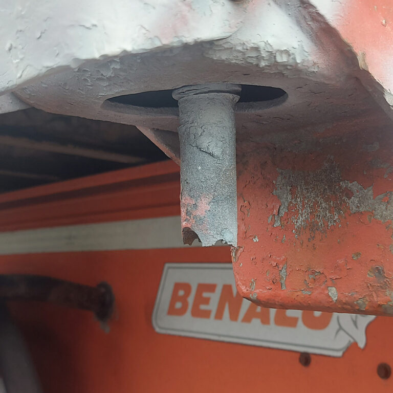 Gevaarlijke vrachtwagen van Duitse A7 gehaald: vijf banden afgekeurd, container los op trailer [+foto’s]