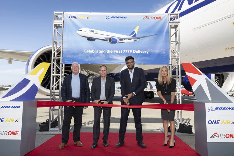 AIR ONE neemt eerste Boeing 777 Freighter in ontvangst