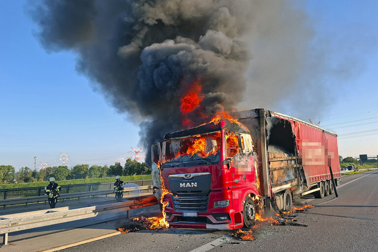 Chauffeur loopt brandwonden op bij vrachtwagenbrand op Duitse A99 [+foto’s]
