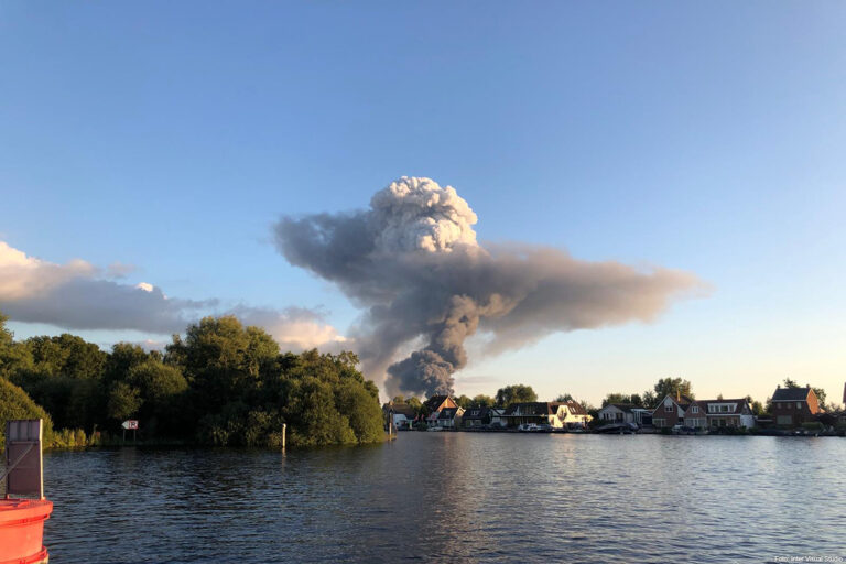 Zeer grote brand in loods in Aalsmeer [+foto’s]