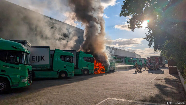 Vrachtwagens beschadigd door brand bij transportbedrijf in Asten [+foto’s]