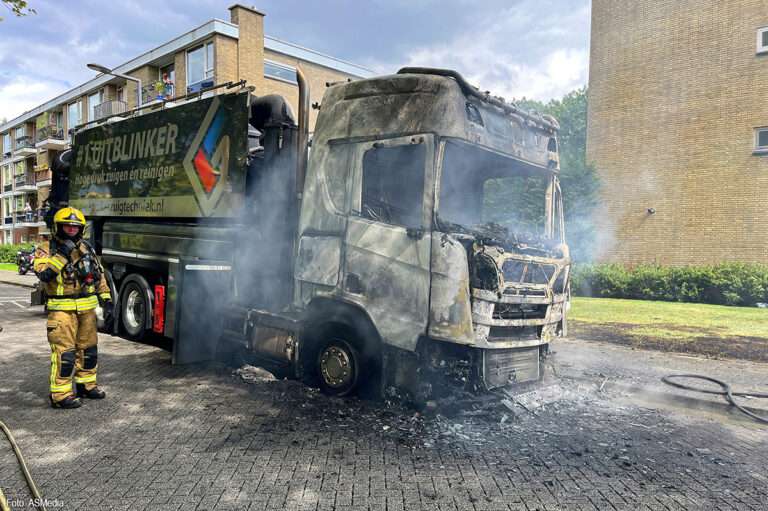 Vrachtwagen in brand in Rotterdam [+foto’s]
