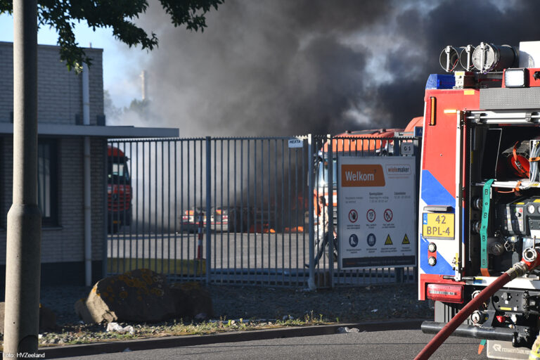 Vrachtwagens in brand bij transportbedrijf in Middelburg [+foto’s]