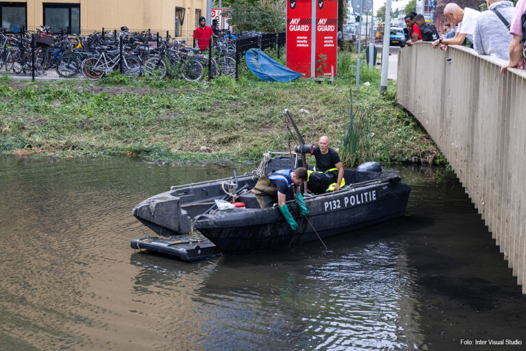 Mes en telefoon gevonden bij COA-locatie in Amsterdam [+foto’s]