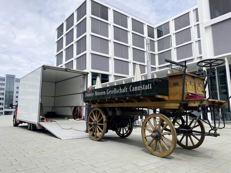 Replica van eerste vrachtwagen ooit gebouwd wordt rijwaardig gerestaureerd