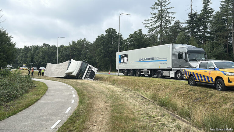 Chauffeur en bijrijder springen uit rijdende vrachtwagen op N277 en slaan op de vlucht