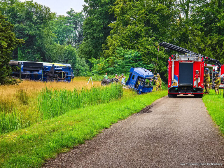 Vrachtwagen deels gekanteld na ernstig ongeval op N346, één dode