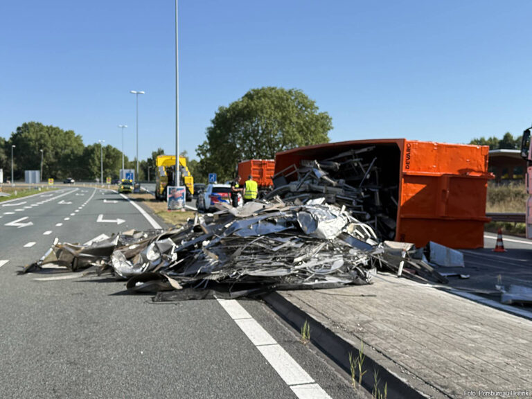 Container met oud ijzer gekanteld op afrit van A2