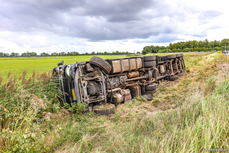 Vrachtwagen gekanteld op N366