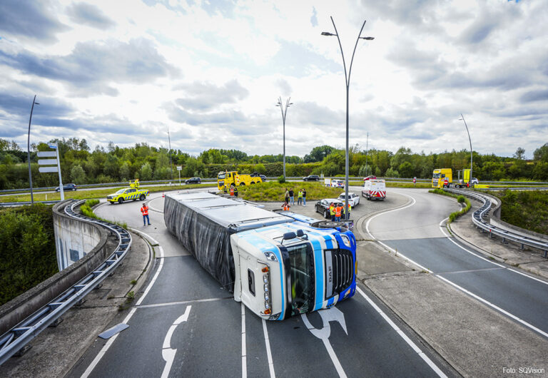 Vrachtwagen gekanteld op viaduct boven A50