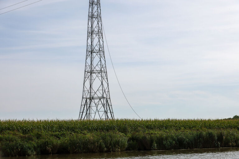 Stroomstoring Leeuwarden door schip dat tegen kabels voer [+foto]