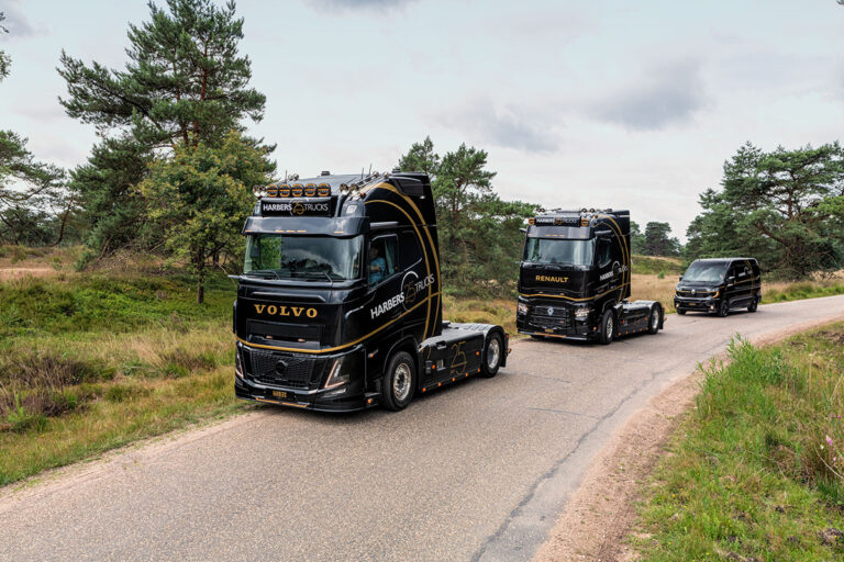 Harbers Trucks viert 25-jarig bestaan met special edition Volvo FH Aero en Renault Trucks T High