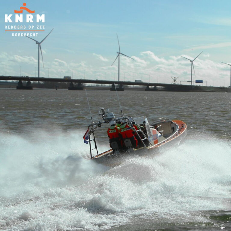 Vrachtwagenchauffeur springt van Moerdijkbrug voor verkoelende duik en krijgt twee boetes