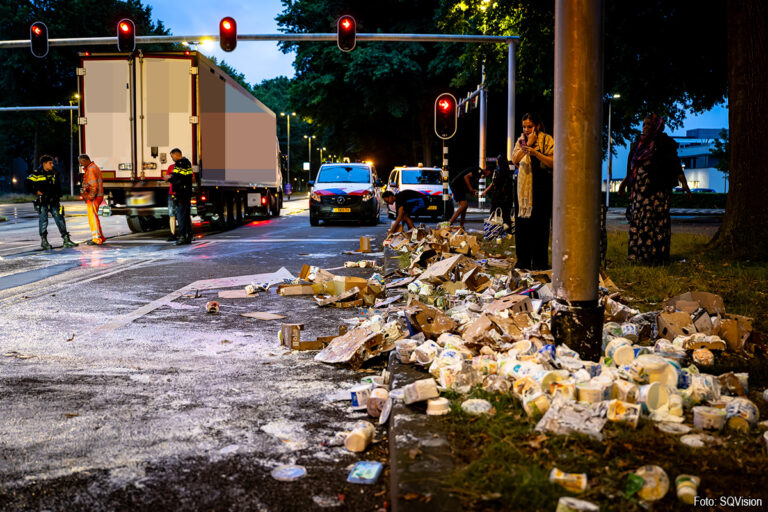 Vrachtwagen verliest lading zuivel in Tilburg – omstanders laden auto’s vol