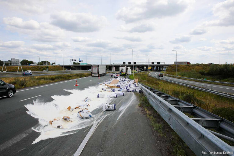 Vrachtwagen verliest lading melkpoeder op A50 bij Apeldoorn [+foto’s]