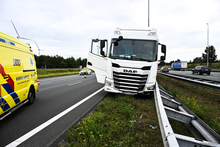 Vrachtwagen in de vangrail op A16