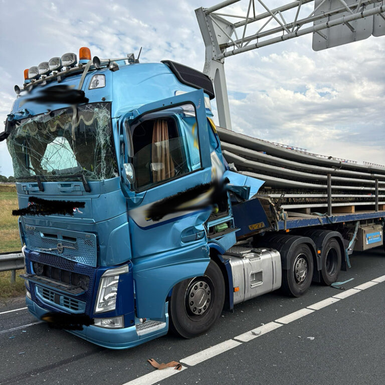 Betonplaten drukken cabine in elkaar na aanrijding tussen twee vrachtwagens op A2 [+foto’s]