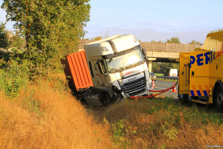 Vrachtwagen in greppel langs A2 nadat chauffeur in slaap was gevallen [+foto’s]