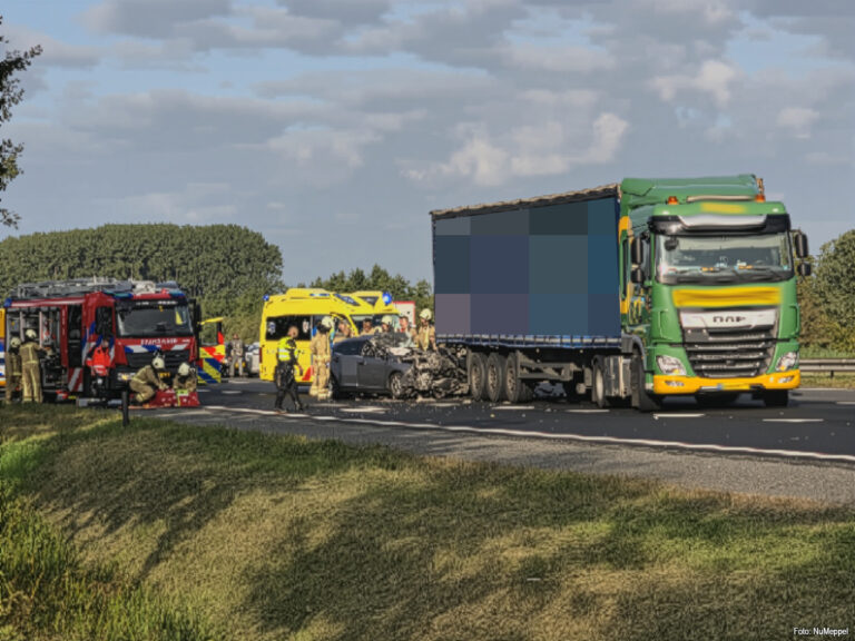 Dode en gewonde nadat auto achterop vrachtwagen botst op A28 [+foto’s]